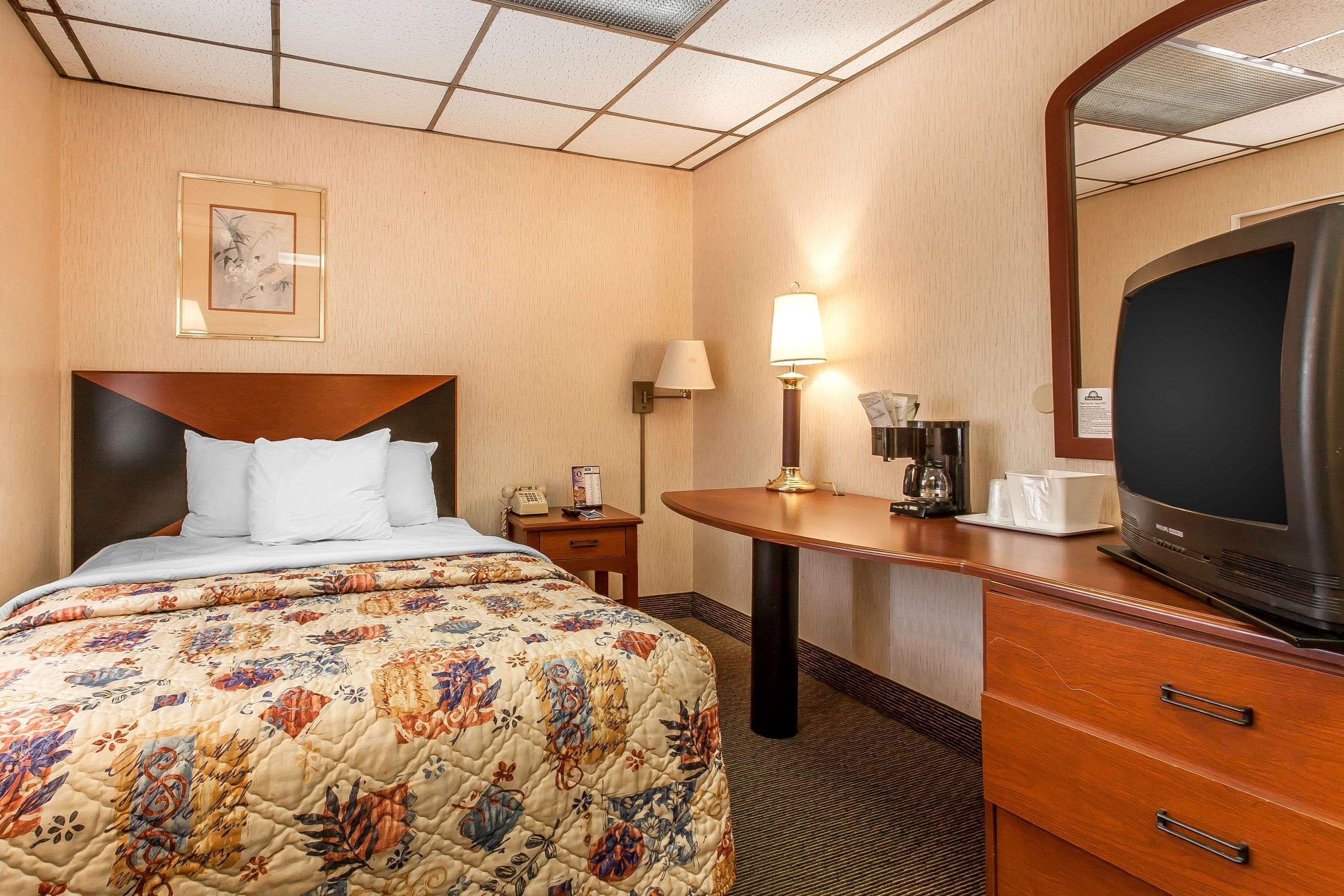 Rodeway Inn North Sandusky Bagian luar foto