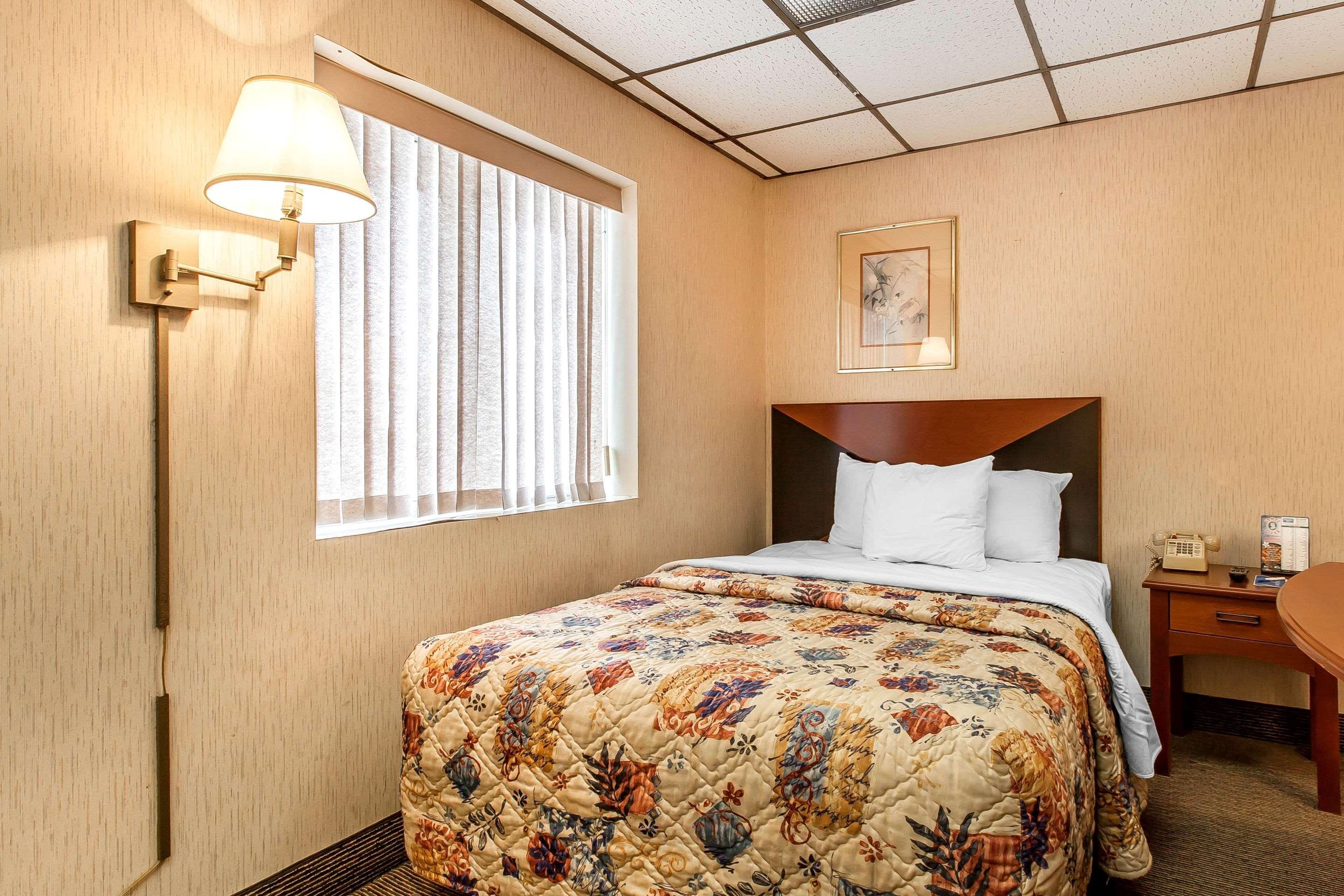 Rodeway Inn North Sandusky Bagian luar foto