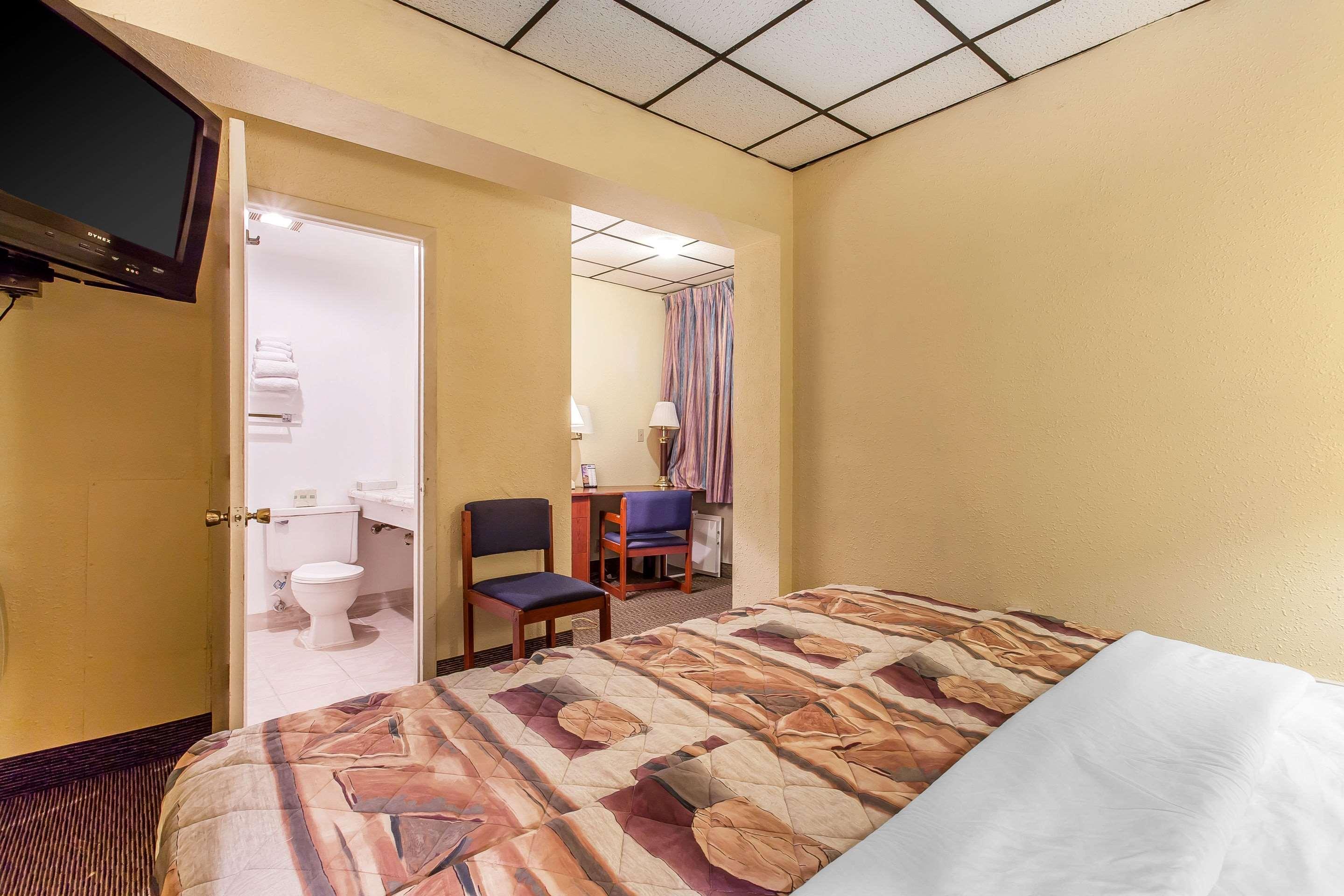 Rodeway Inn North Sandusky Bagian luar foto