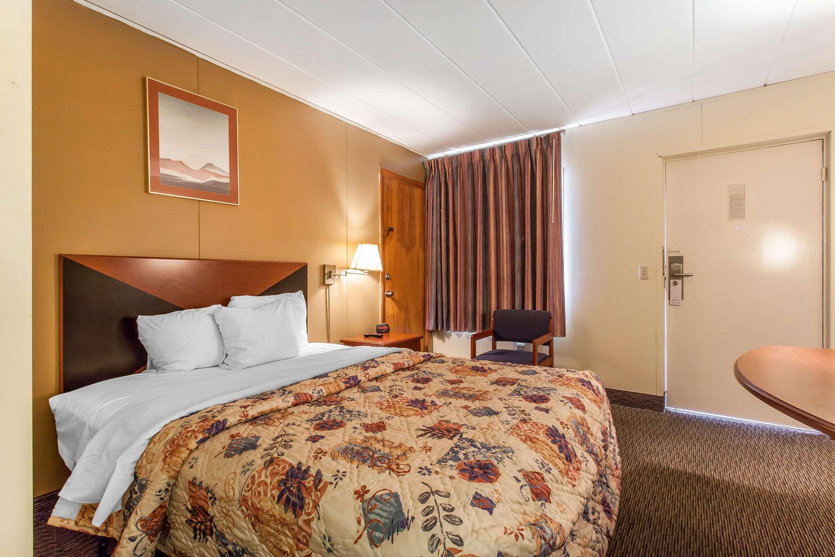 Rodeway Inn North Sandusky Bagian luar foto