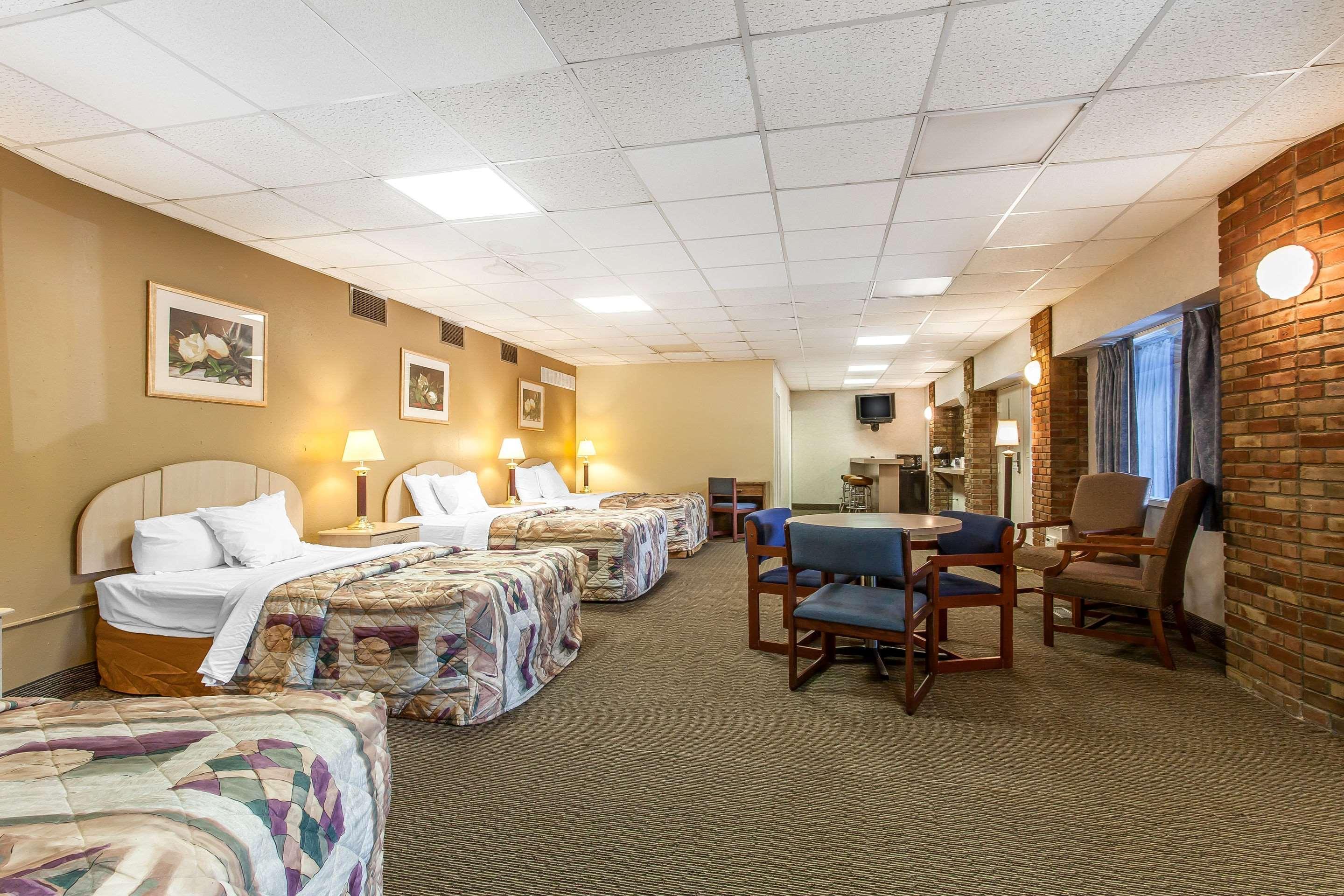 Rodeway Inn North Sandusky Bagian luar foto