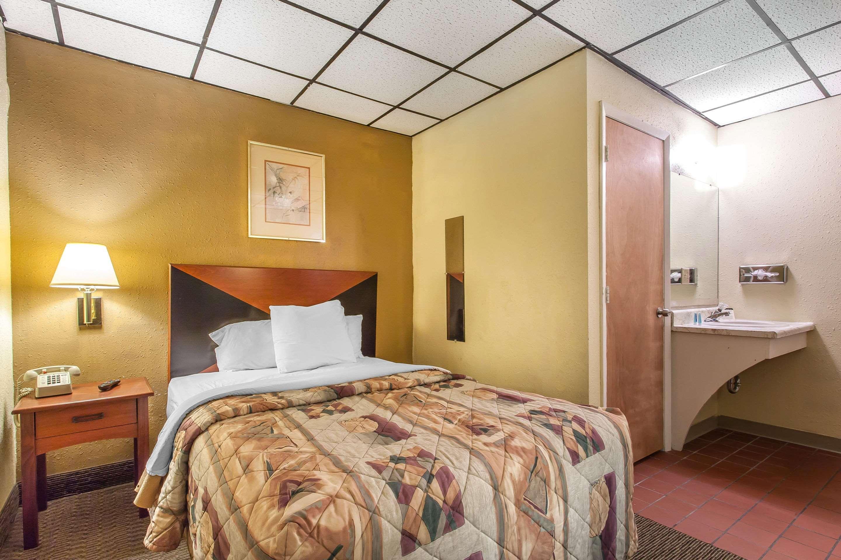 Rodeway Inn North Sandusky Bagian luar foto