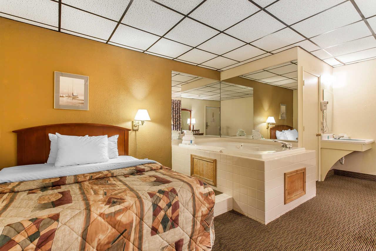 Rodeway Inn North Sandusky Bagian luar foto