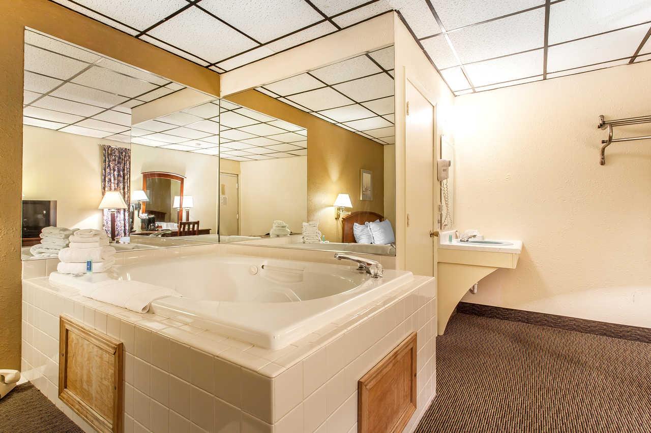 Rodeway Inn North Sandusky Bagian luar foto