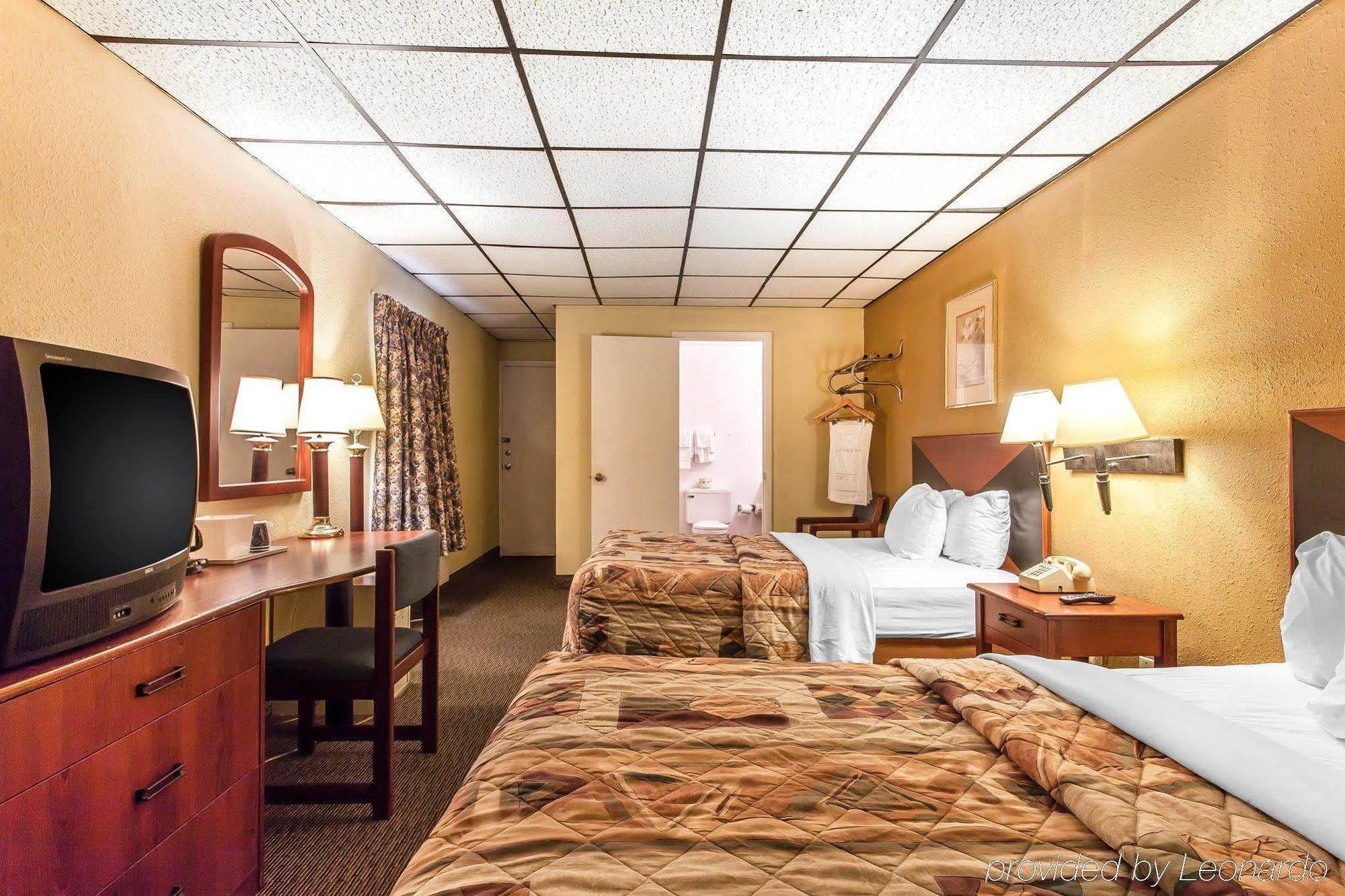 Rodeway Inn North Sandusky Bagian luar foto