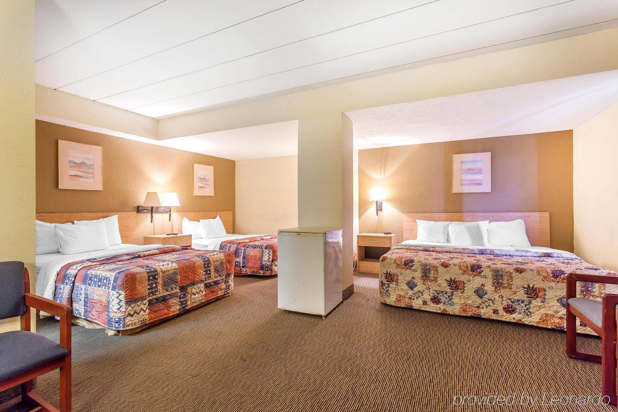 Rodeway Inn North Sandusky Bagian luar foto