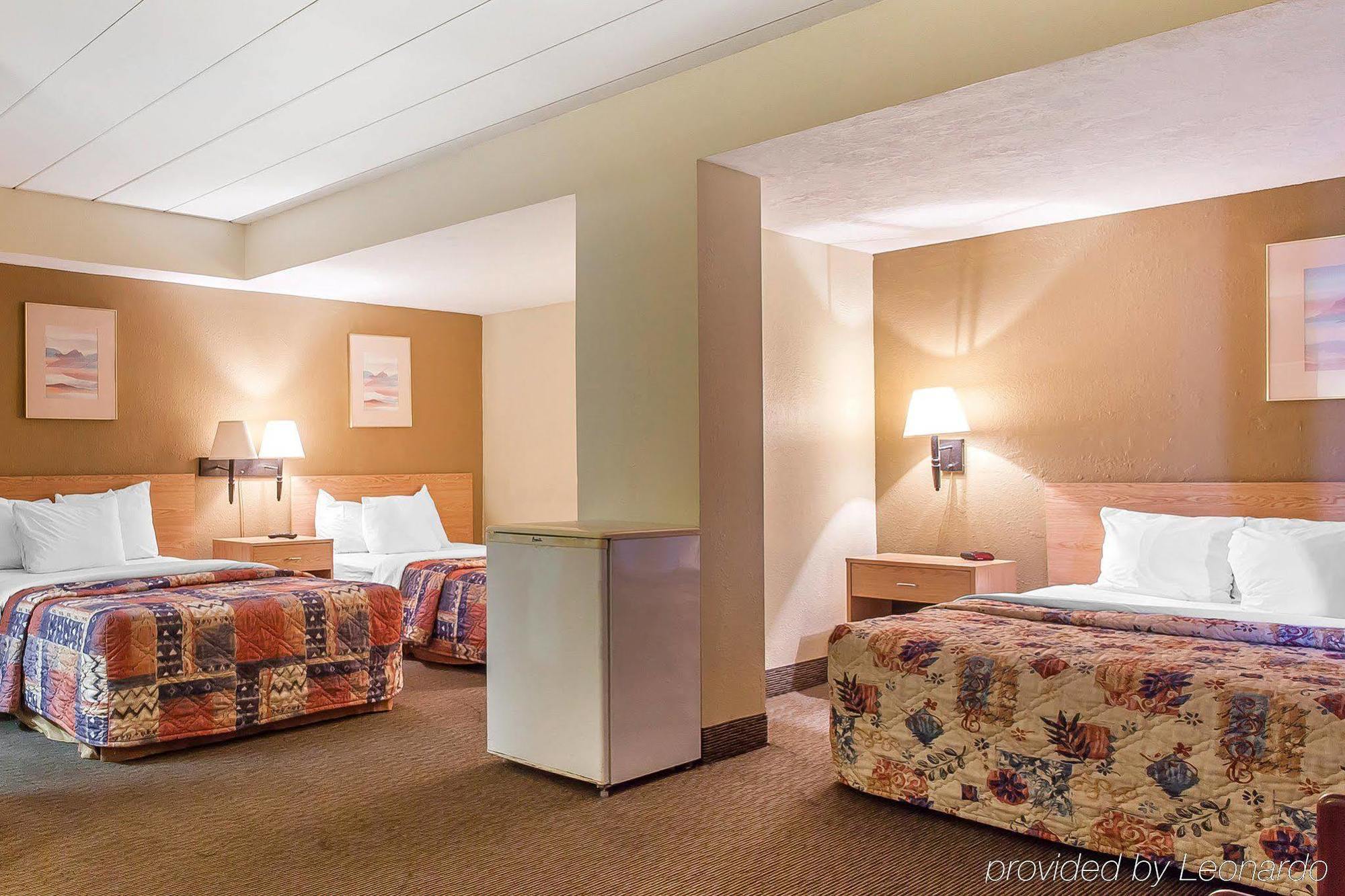 Rodeway Inn North Sandusky Bagian luar foto