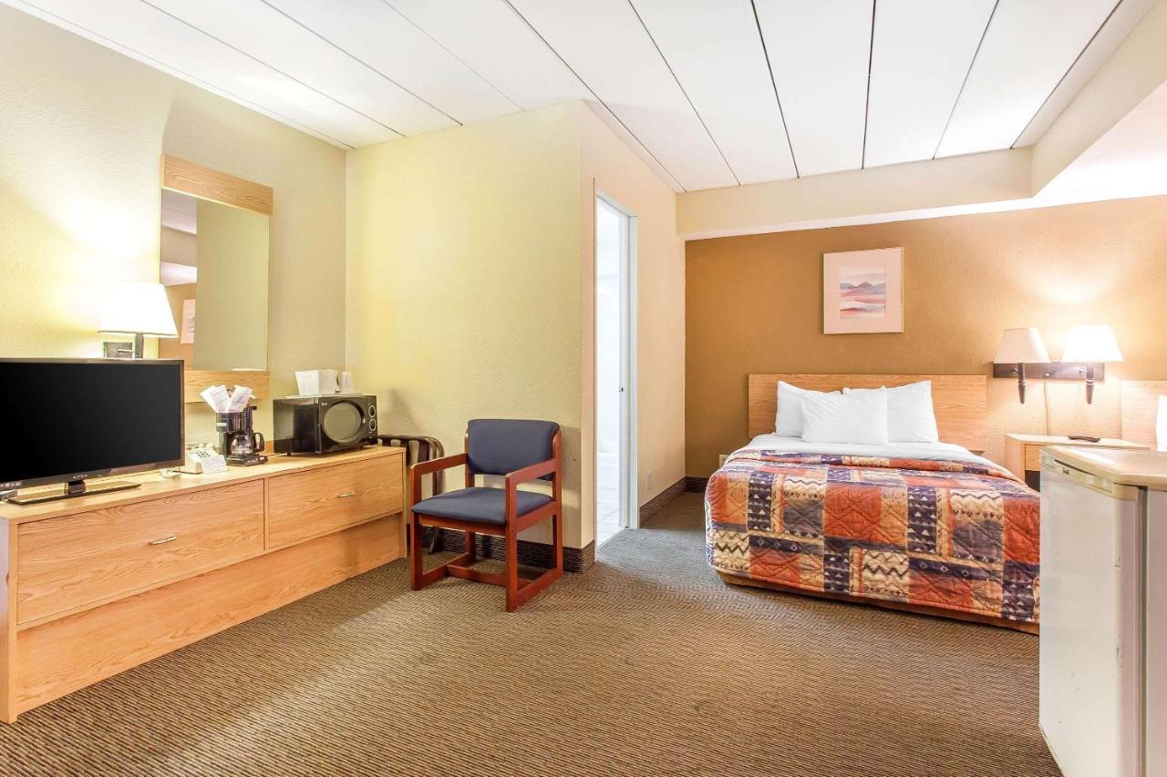 Rodeway Inn North Sandusky Bagian luar foto