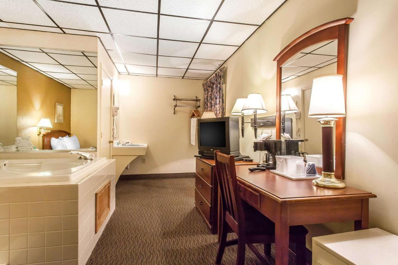 Rodeway Inn North Sandusky Bagian luar foto