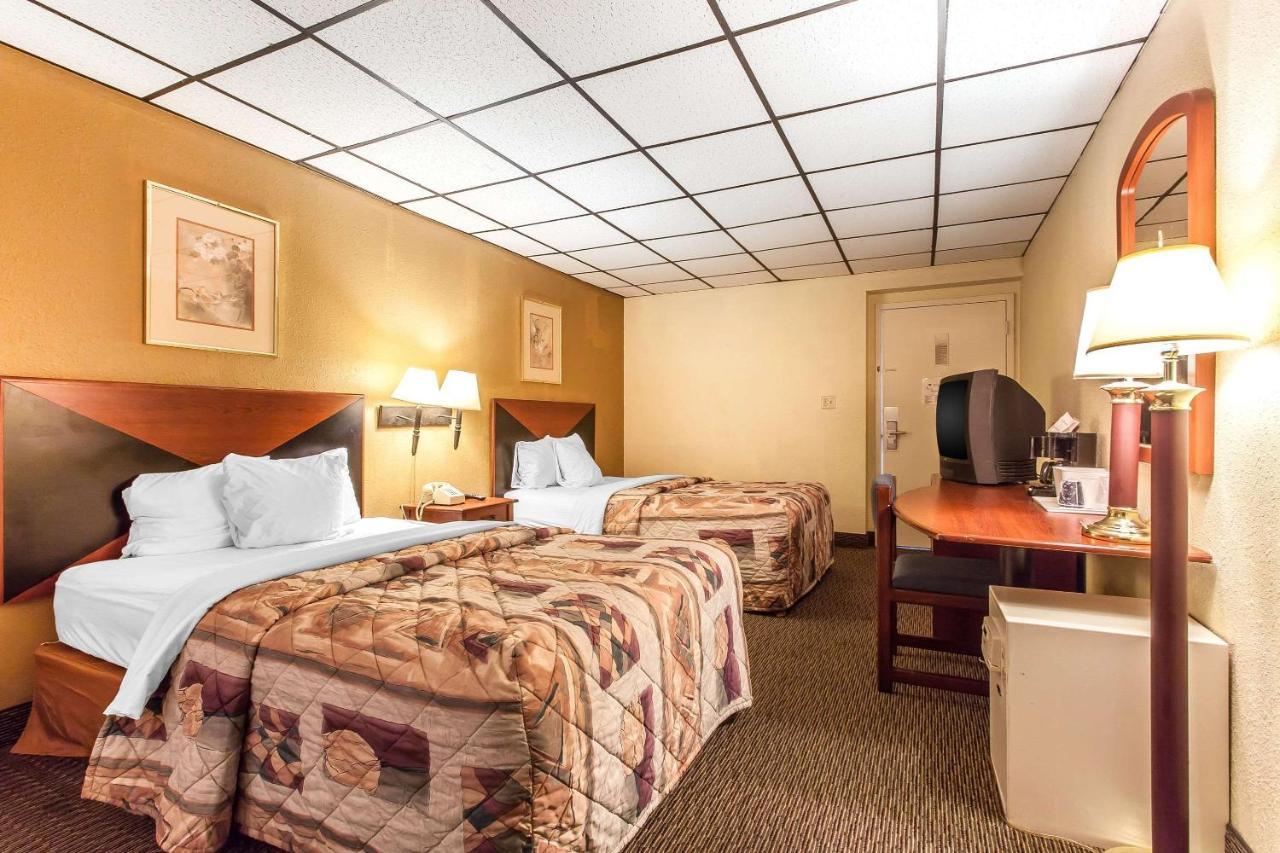 Rodeway Inn North Sandusky Bagian luar foto